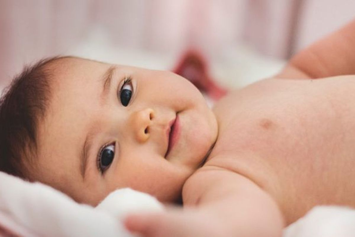 Perkembangan bayi 3 bulan dan stimulasi ideal